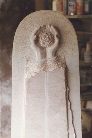 Hände mit Rosenblüte